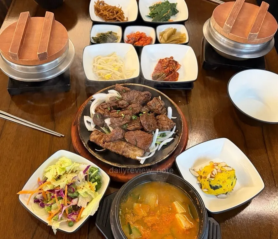 Table setting for the marinated short rib set at Huiyeol Seocho Gyodae Branch