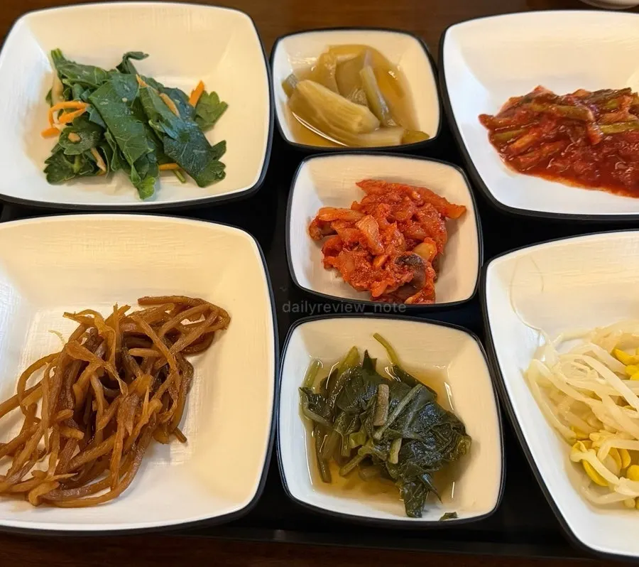 Plate of bean sprouts, kimchi, and other basic side dishes