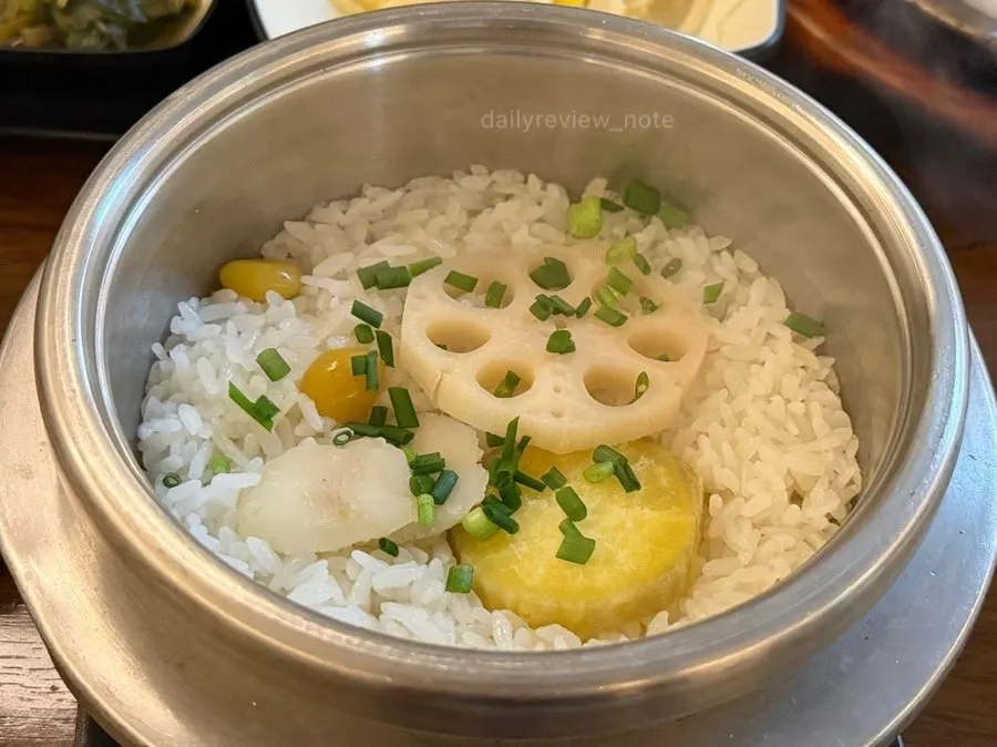 Pot rice served with the set menu