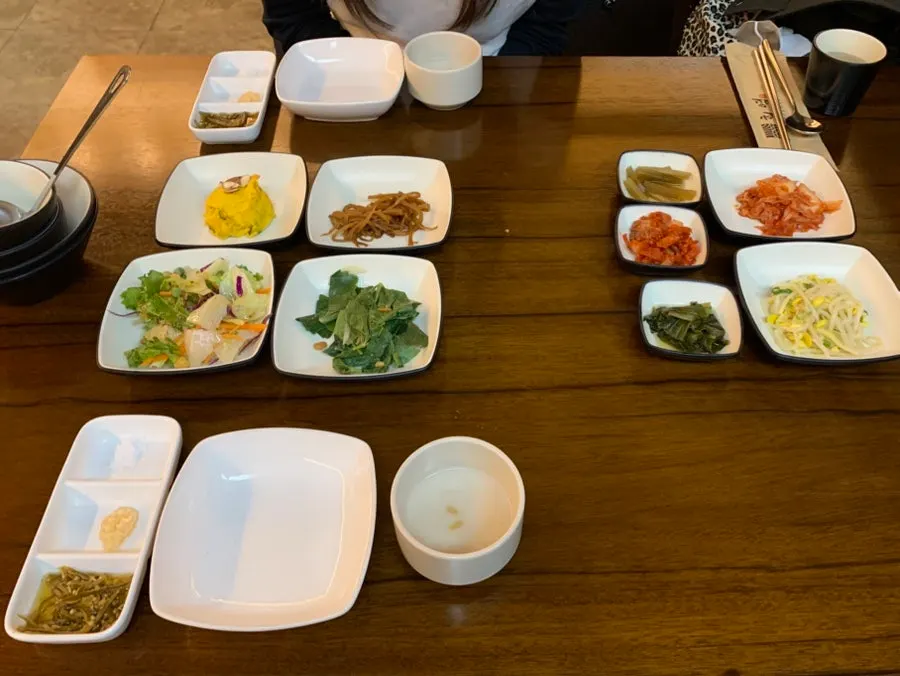 정갈하게 차려진 기본 반찬 상차림