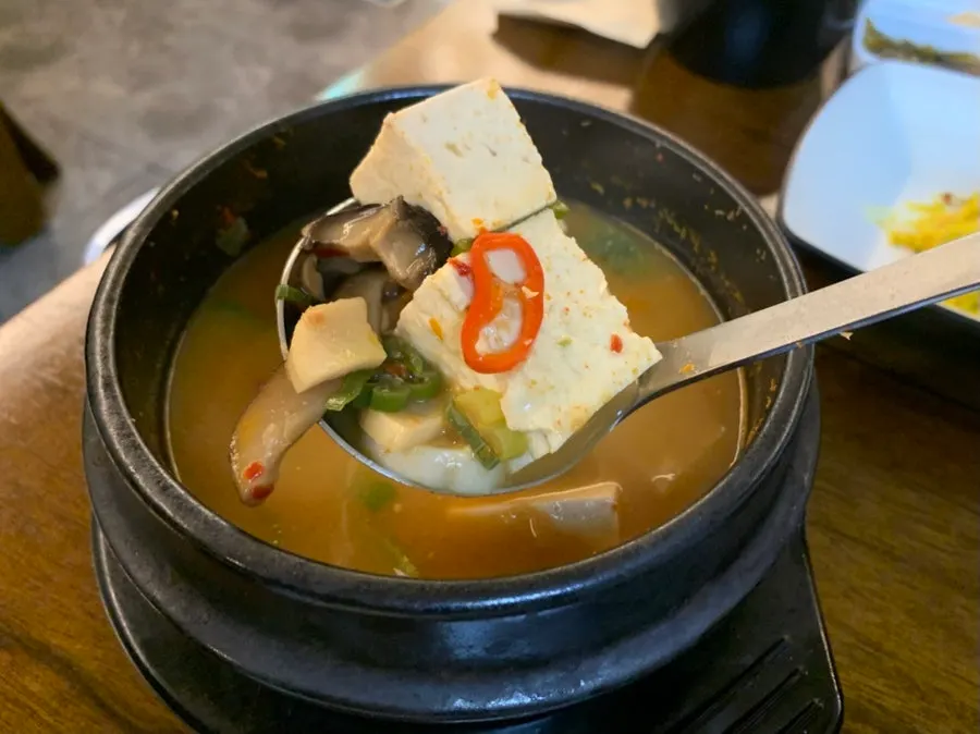 물 말은 밥과 금태 살을 올린 숟가락