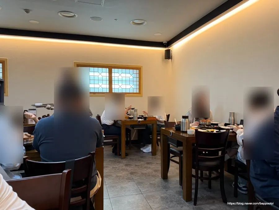 평일 점심 손님으로 찬 희열 서초교대점 홀