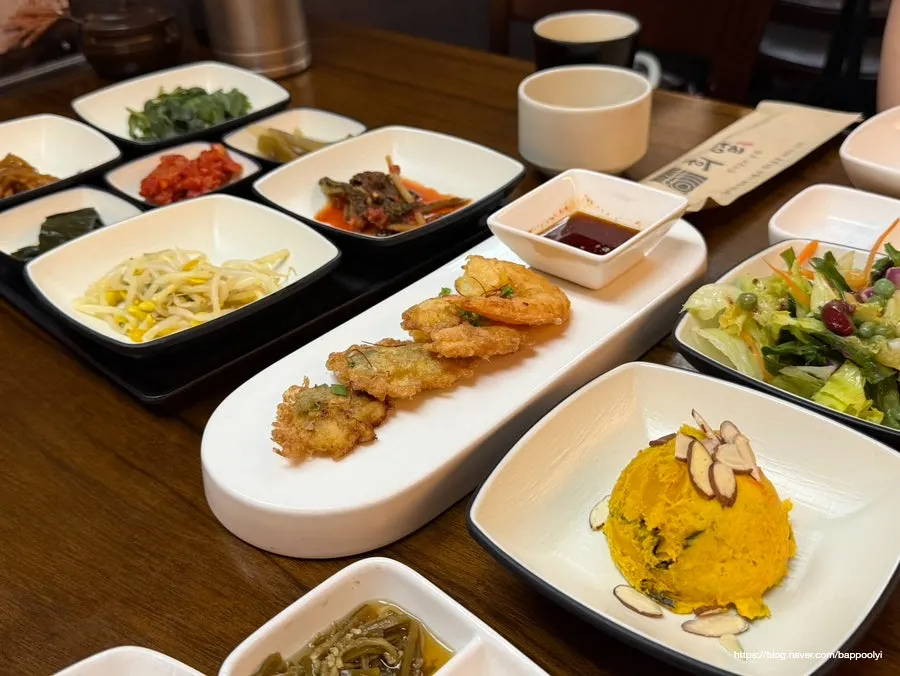 상을 가득 채운 점심특선 반찬 한상