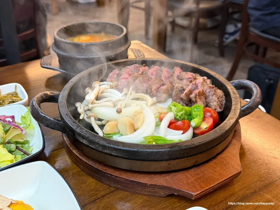 돌판에 구워 나온 한우 갈비살