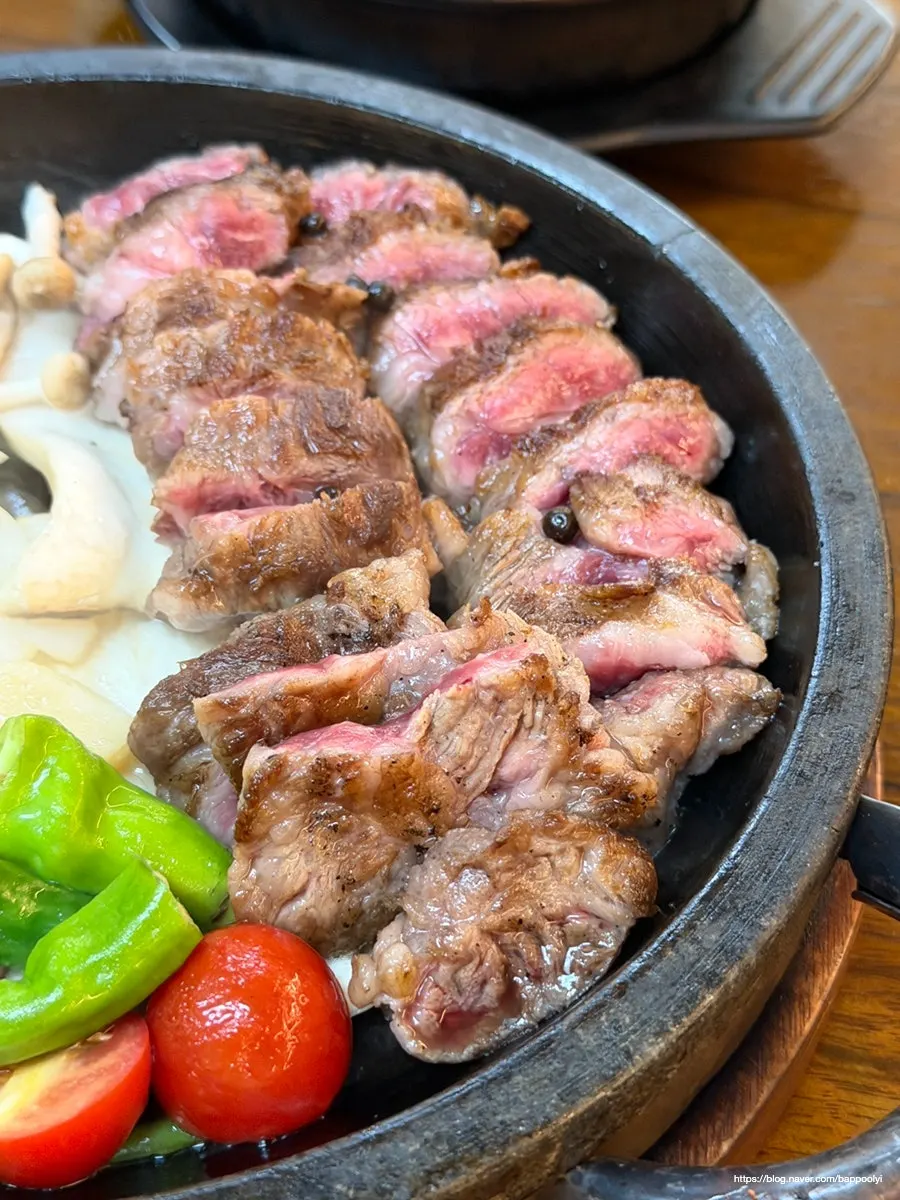 겉바속촉으로 구워진 한우 갈비살 한 점
