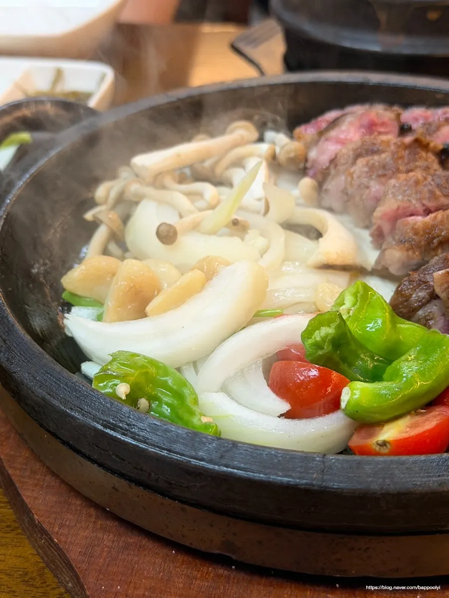 고기와 함께 구워지는 양파와 버섯