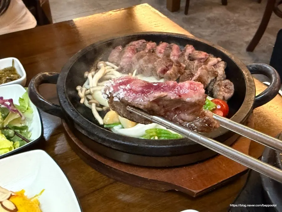 돌판 위 구운 토마토와 채소 가니시