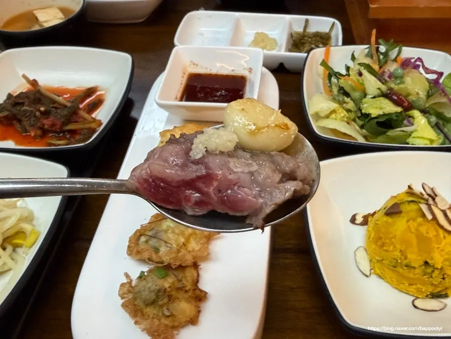 소금에 찍어 먹는 한우 갈비살