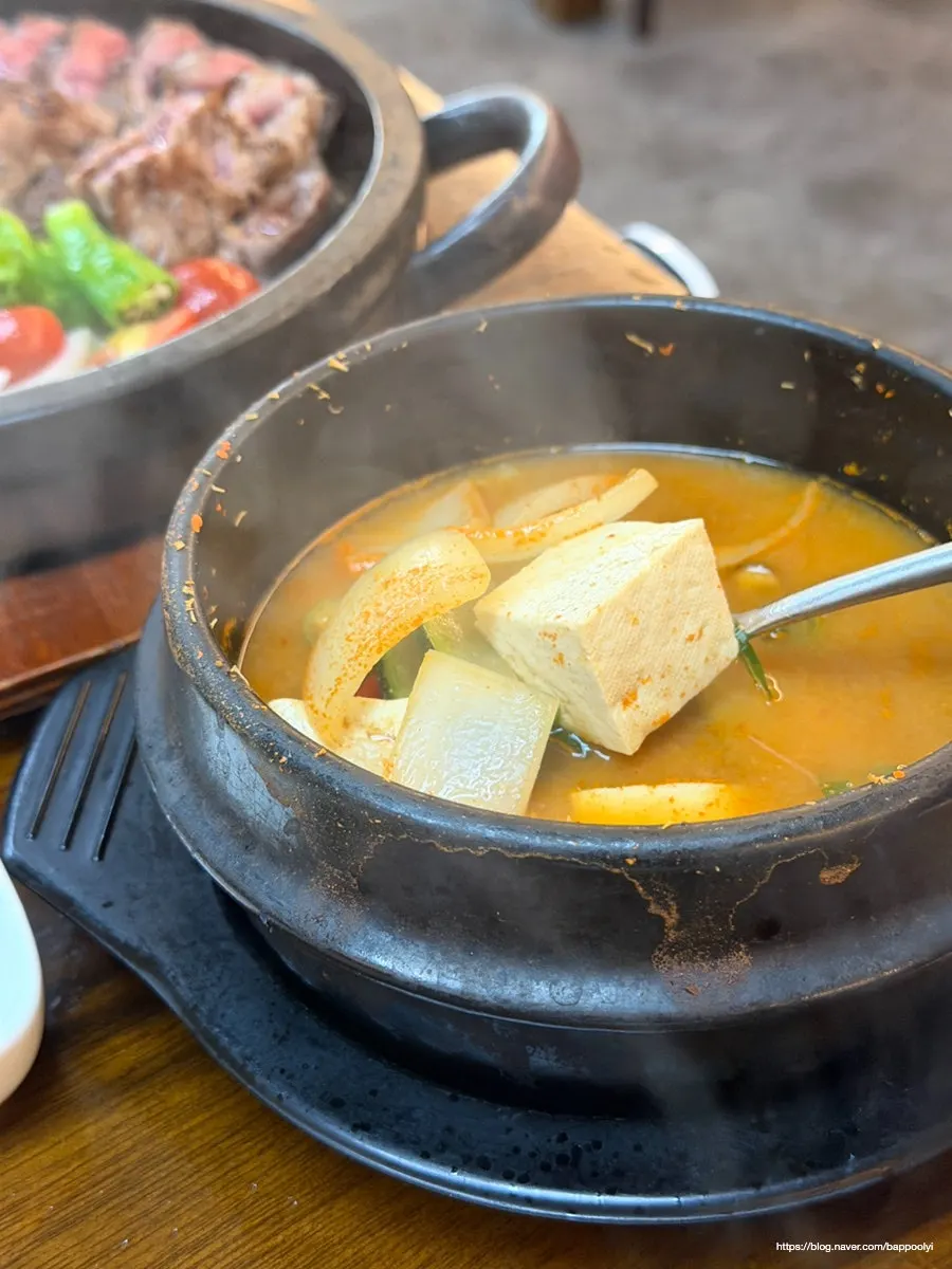 제철 재료를 올린 솥밥