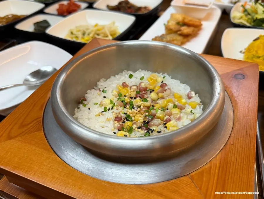 솥밥을 덜어 담은 공기밥