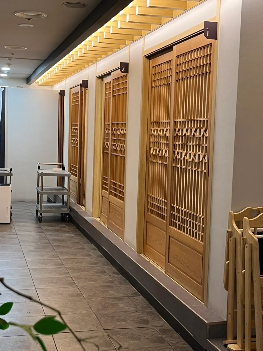 Business hours sign at Huiyeol Seocho Gyodae Branch