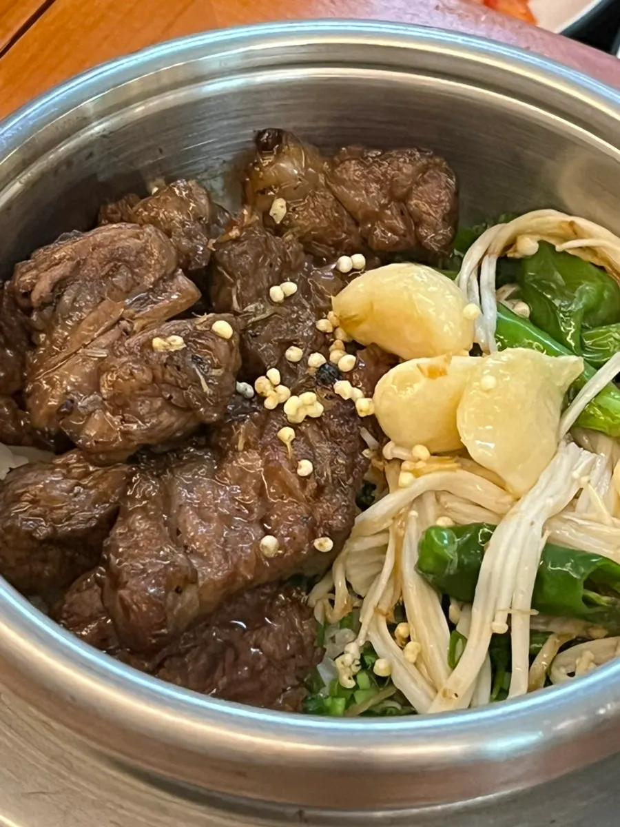 A bowl of hot pot rice topped with seasoned short ribs