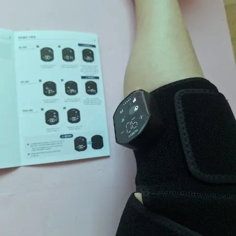 온열 38도 설정으로 무릎 관리하는 모습