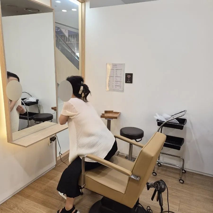 Tidy, well-organized treatment space at Heiro Jamsil