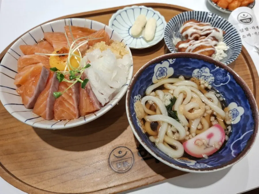 Diced radish kimchi and side dishes brought from the self-serve bar