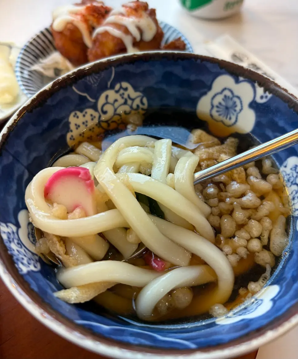 연어를 밥 위에 올려 먹는 모습
