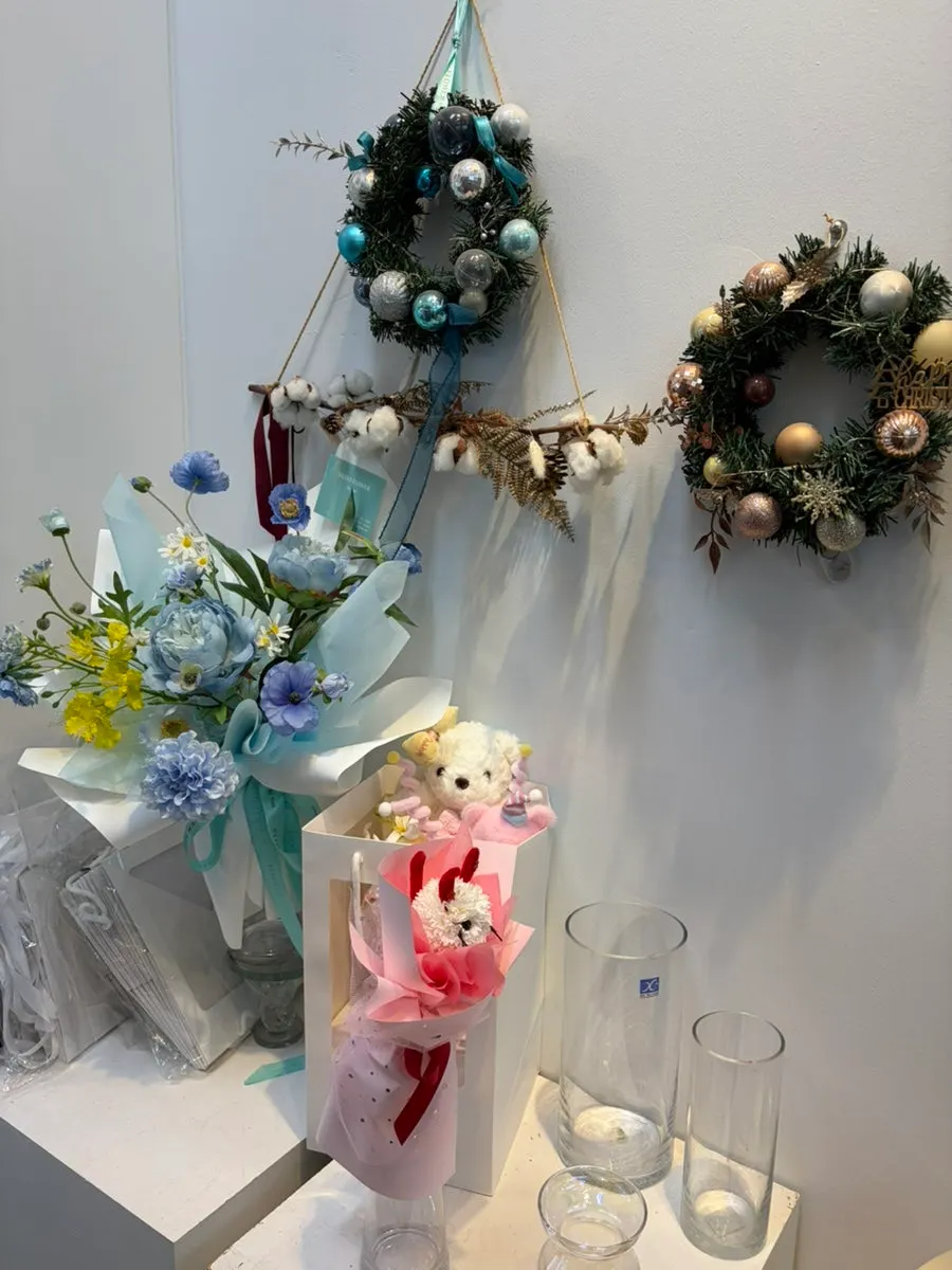 Flower products displayed inside Helio Flower by Su