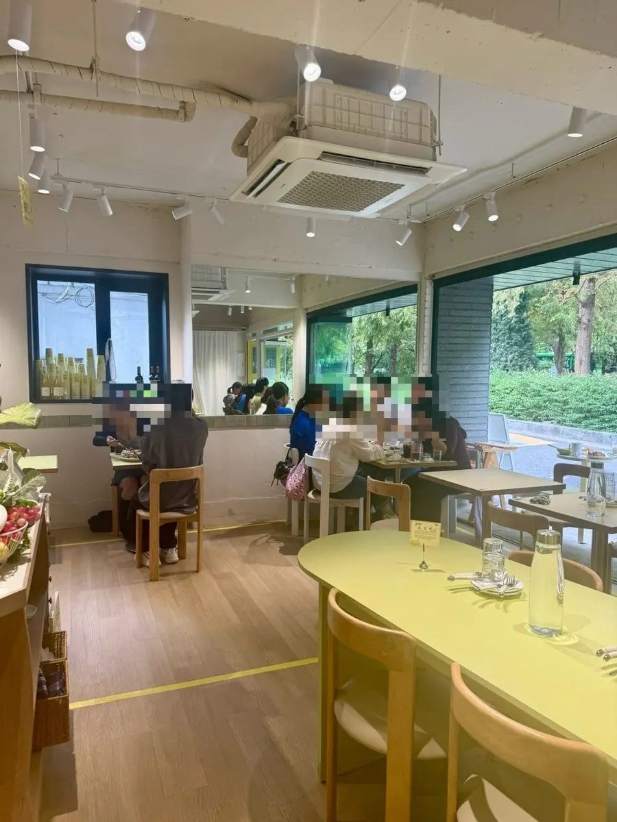 Dining hall at HEOD Gongdeok with multiple tables