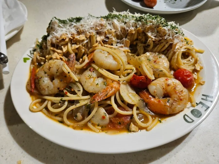 Table setting of shrimp tomato oil pasta at HEOD Gongdeok