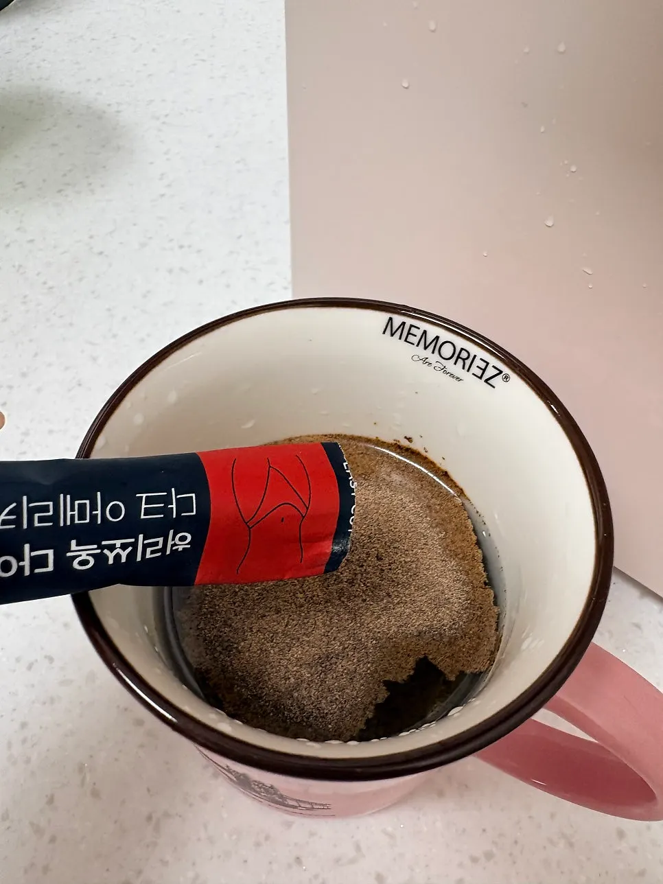 찬물에 스틱을 녹인 아이스 아메리카노