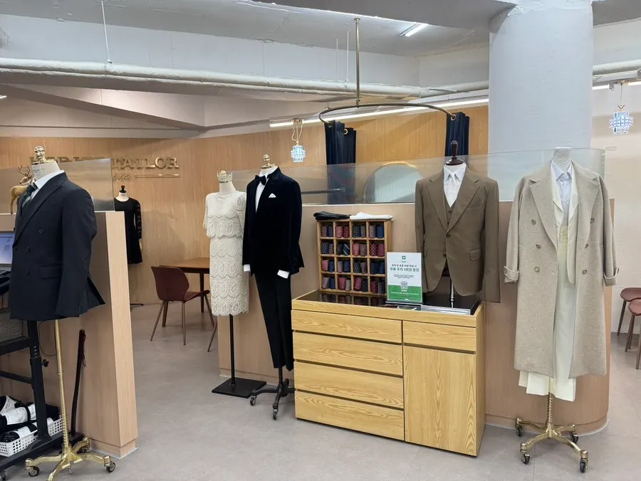 Inner section of the shop where suit consulting took place