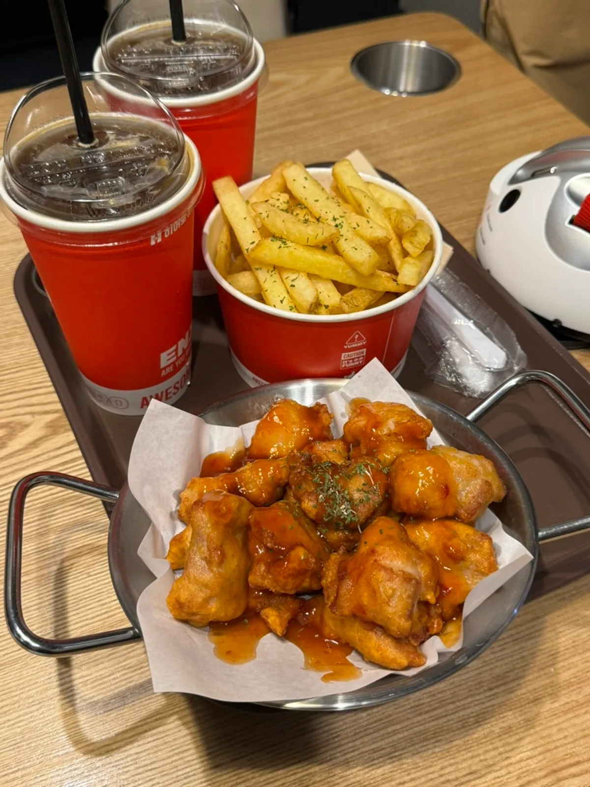 테이블에 놓인 치킨감자 콤보