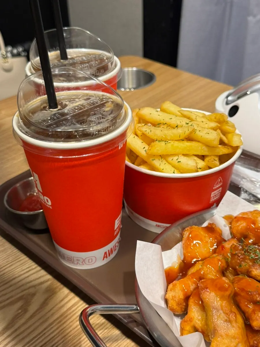 아이스 아메리카노와 치킨감자 콤보