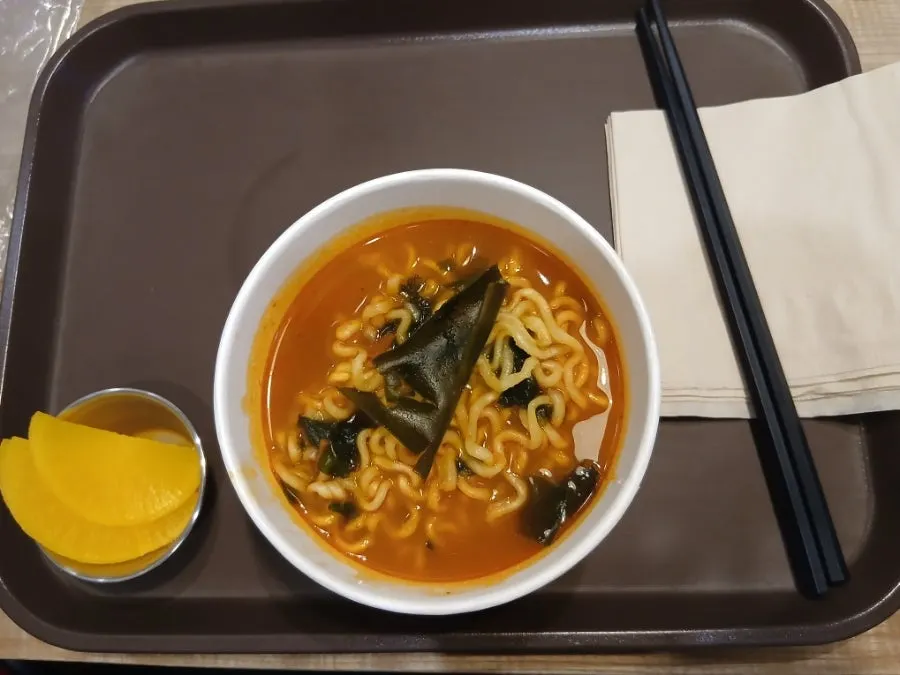 주황색 전용 컵에 담긴 말차라떼와 딸기요거트
