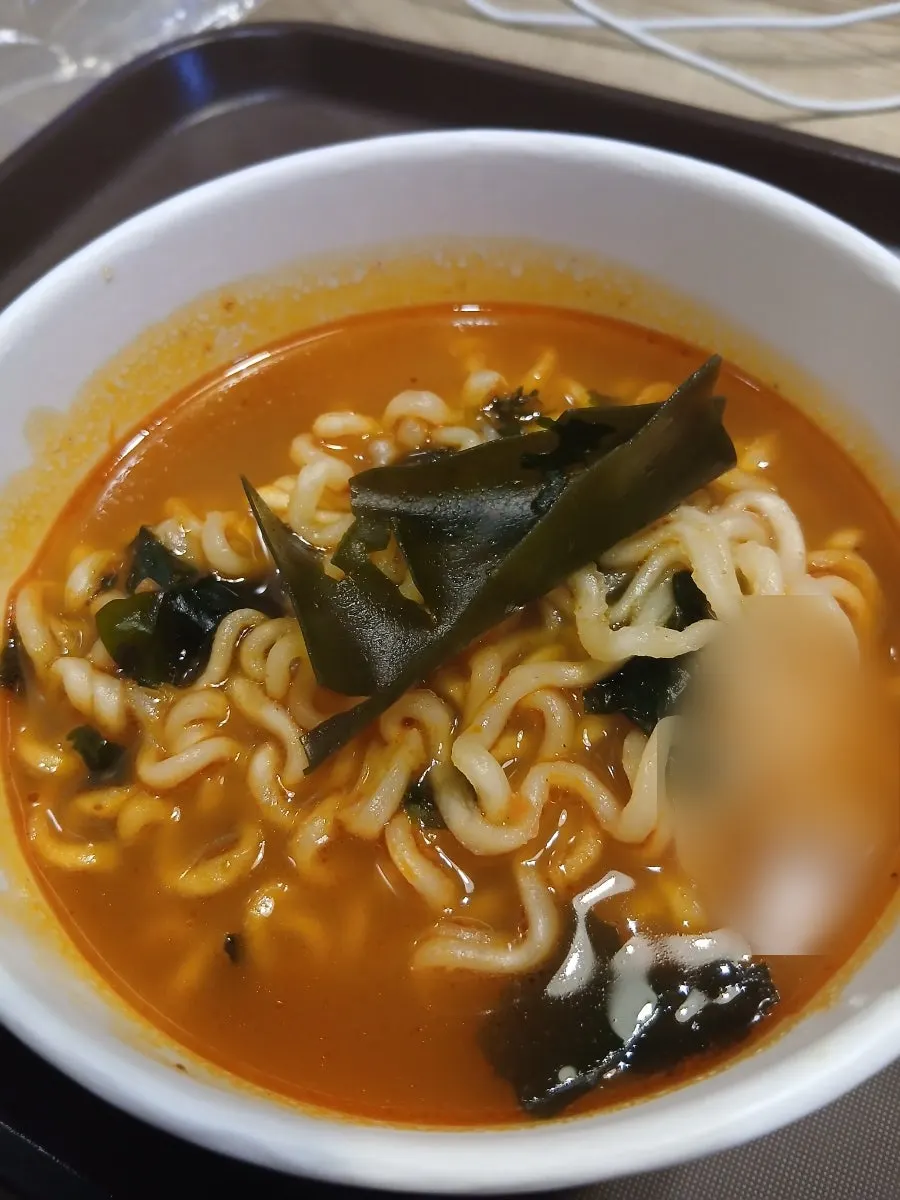 룸으로 나온 얼큰한 라면 한 그릇
