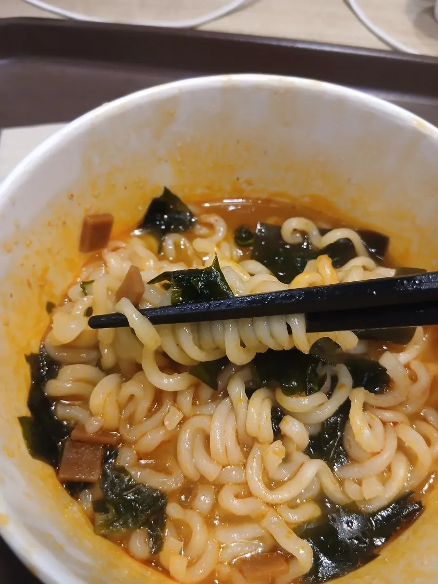 면발을 들어 올린 너구리 라면
