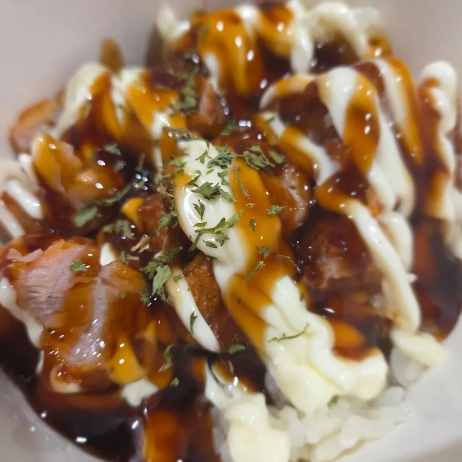 Close-up of the chicken mayo rice bowl