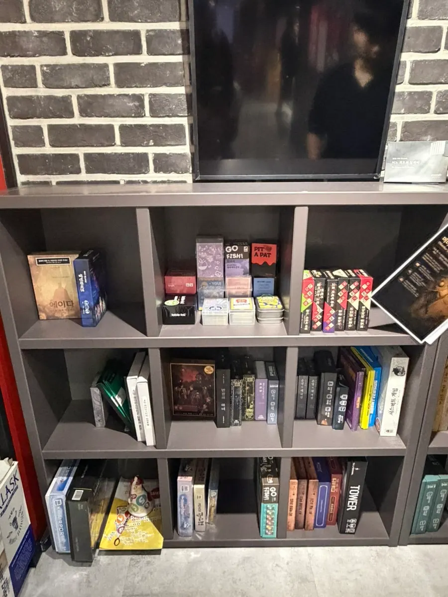 Dedicated murder mystery and detective game room