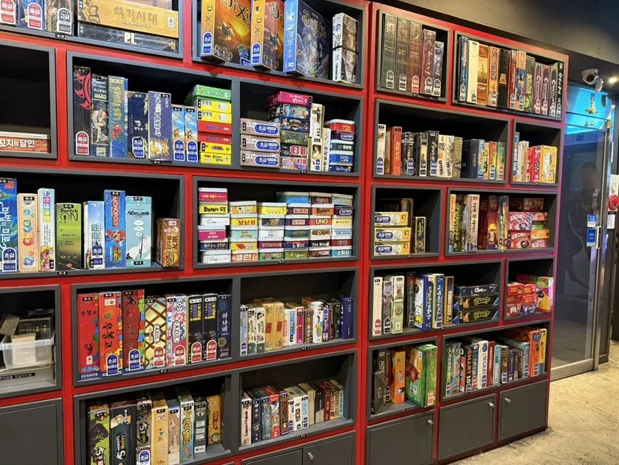 多彩なボードゲームが揃う弘大1号店の内部