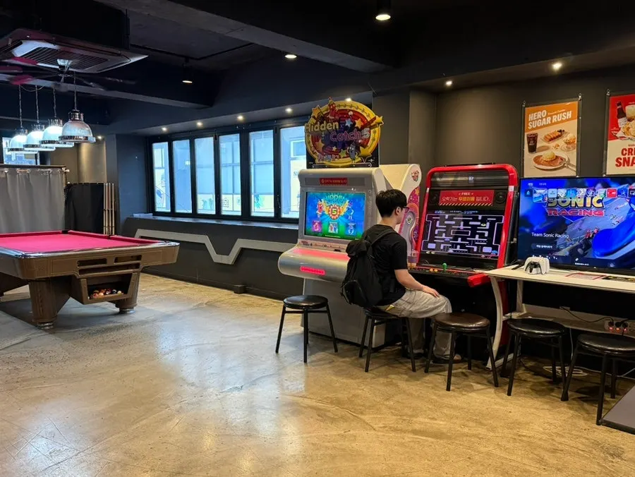 弘大のボードゲームカフェで二人で楽しむゲームを選ぶスペース