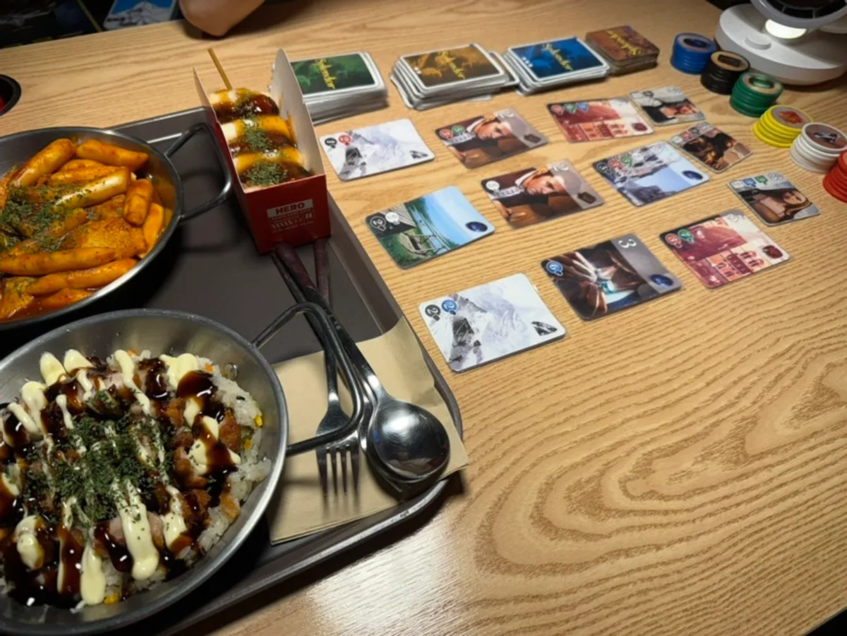 ヒーローボードゲームカフェで二人がゲームを楽しむ様子