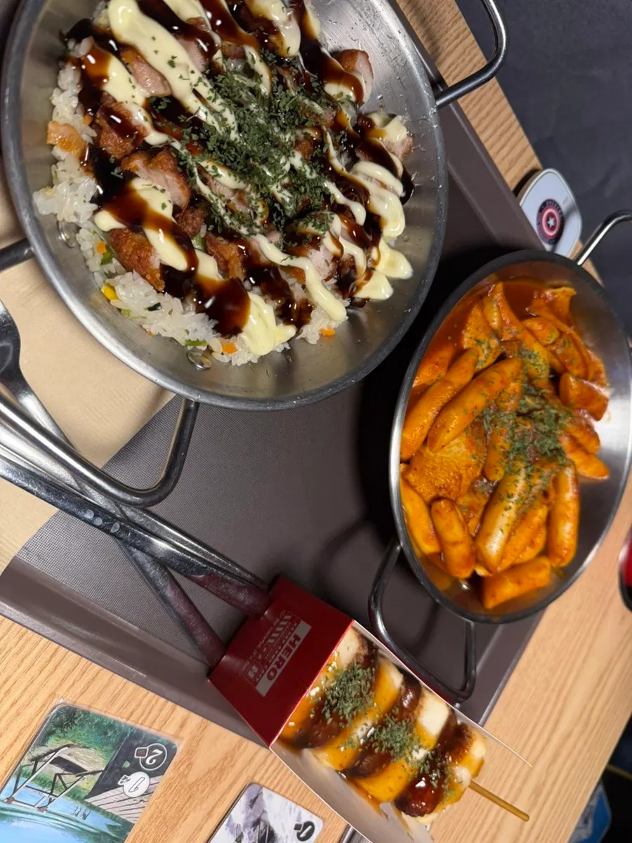 夕食として注文したトッポッキとチキンマヨ丼、ソトッソトッ