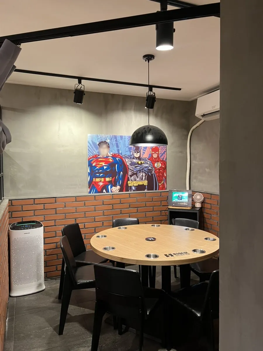 ヒーローボードゲームカフェの連れと座る座席スペース