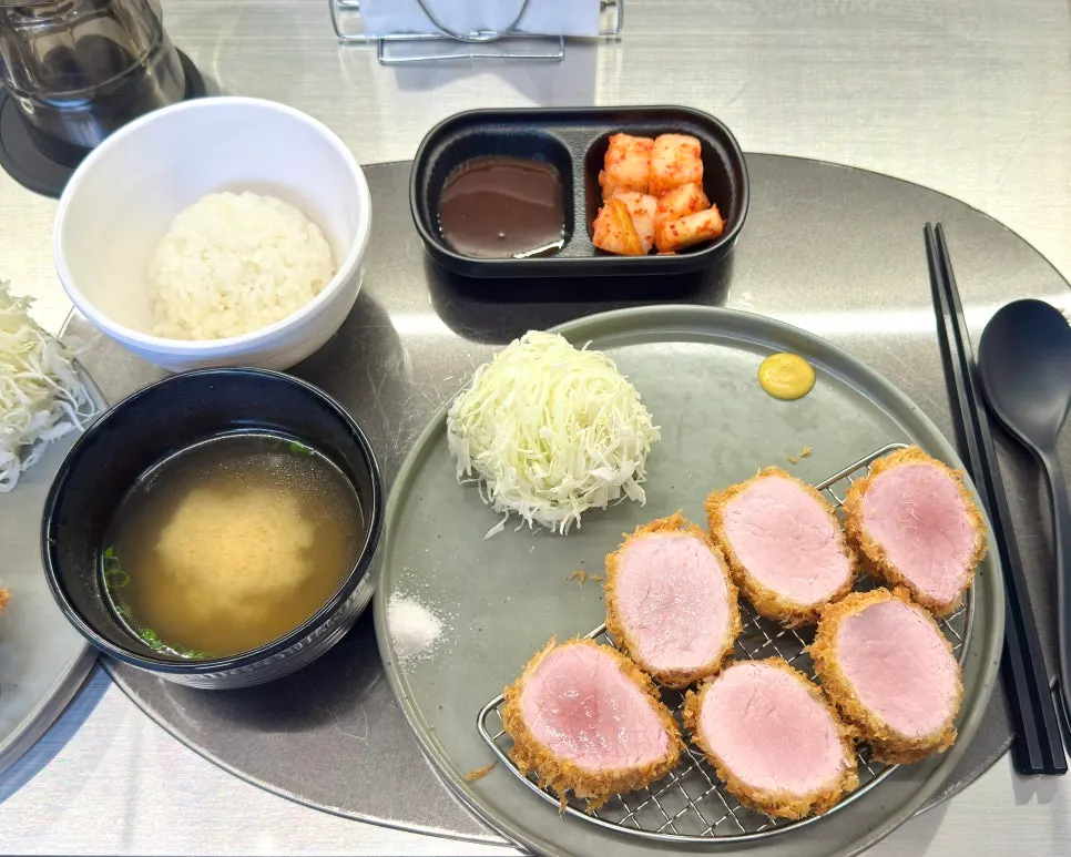 Full hire katsu table setting at Hets Jeonpo Branch
