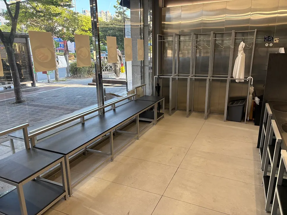 Clean seating inside Hets Jeonpo Branch