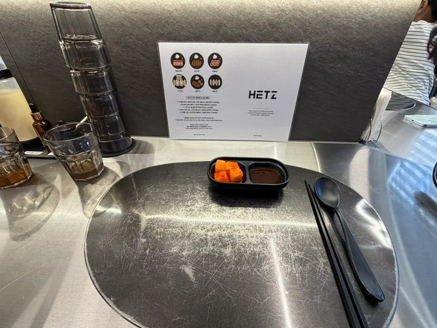 Display of Hets merch, pens, and keyrings