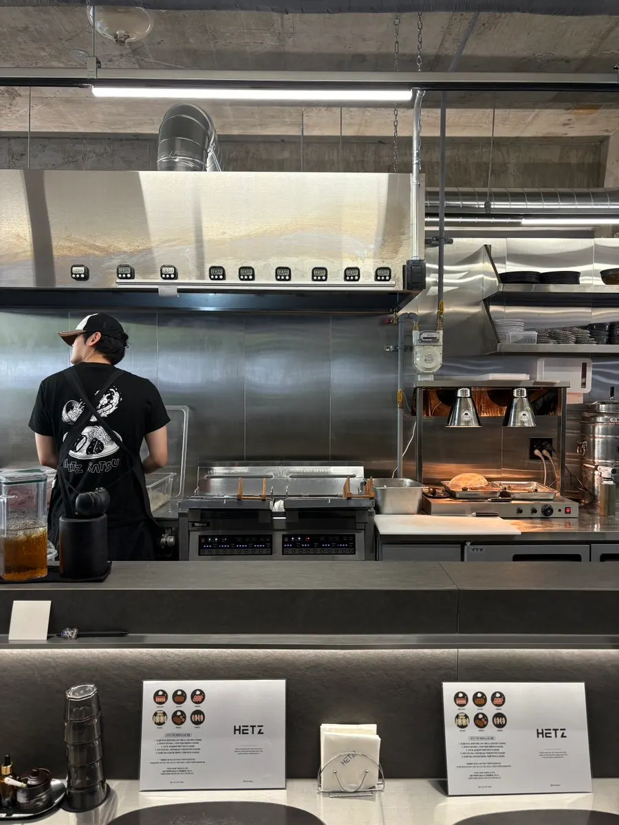 View of tables inside Hets Jeonpo Branch