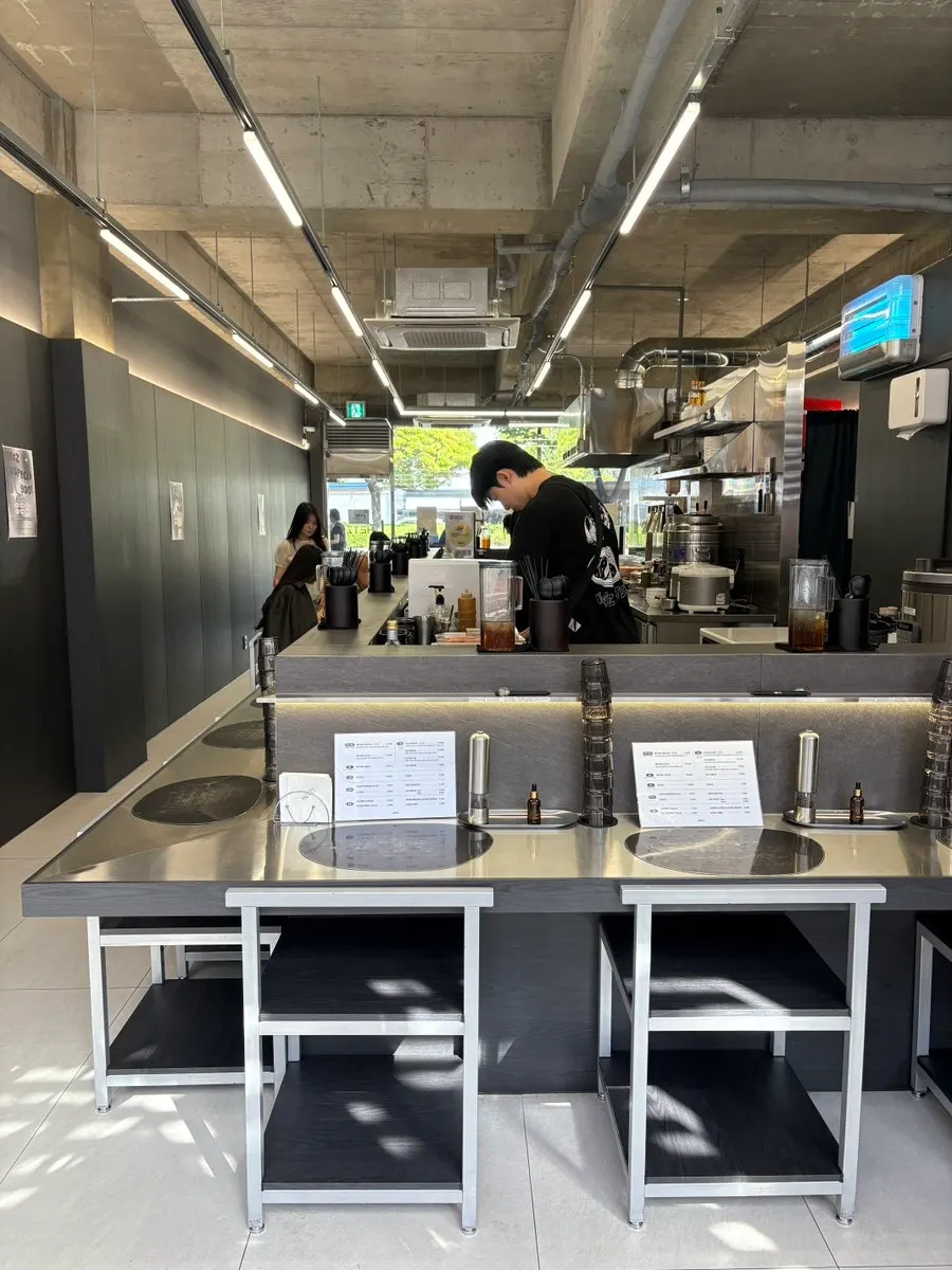 Menu set at every table at Hets Jeonpo Branch