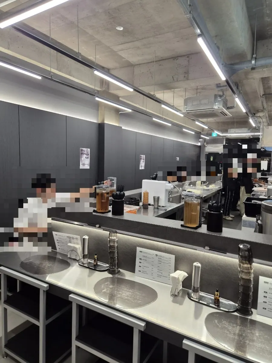 Overview of the U-shaped bar seating inside Hets Jeonpo Branch