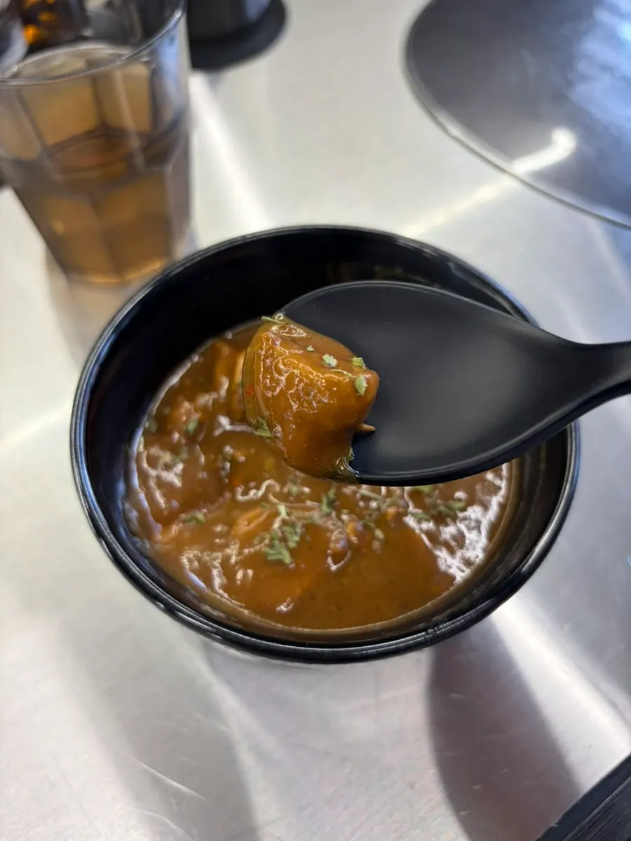 カレーにつけて食べるカツとご飯