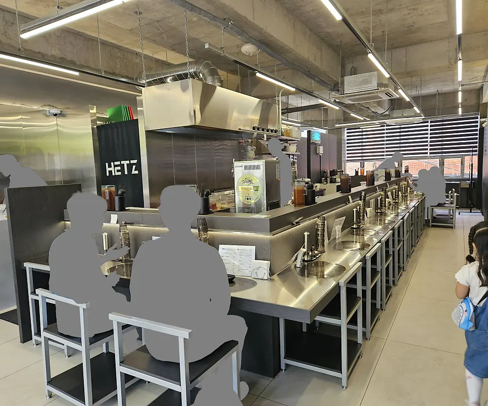 Clean, modern interior of Hets Jeonpo Branch