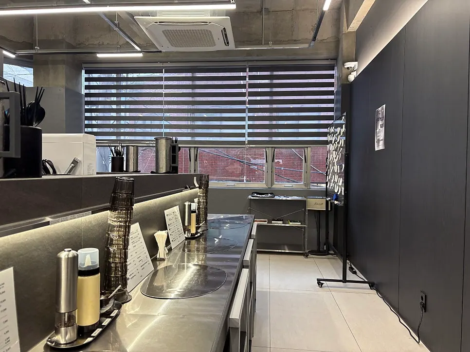 Interior of Hets Jeonpo Branch with bar-style seating
