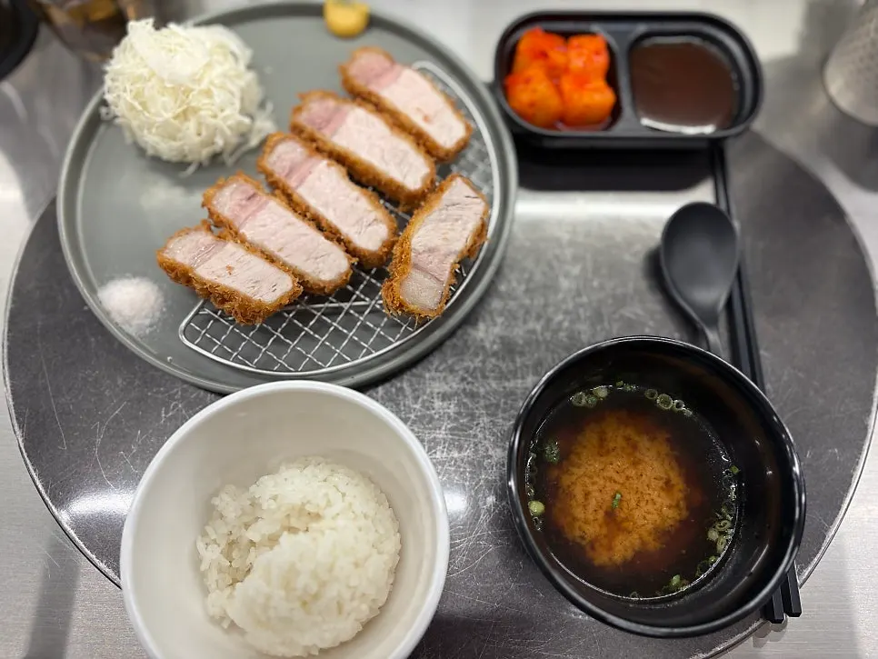 Rice and soup served first