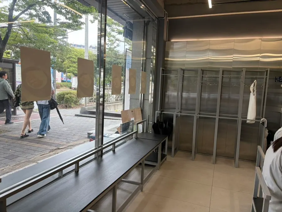 Store signage and interior view of Hets Jeonpo Branch