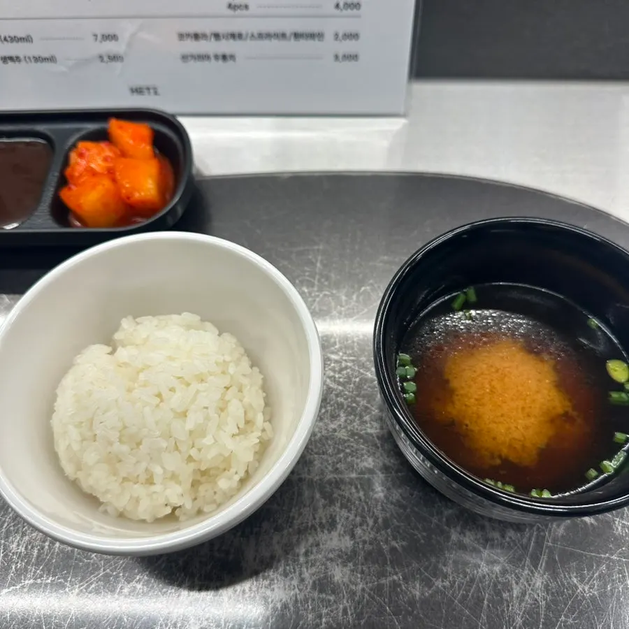 돈카츠와 함께 나온 밥, 장국, 깍두기