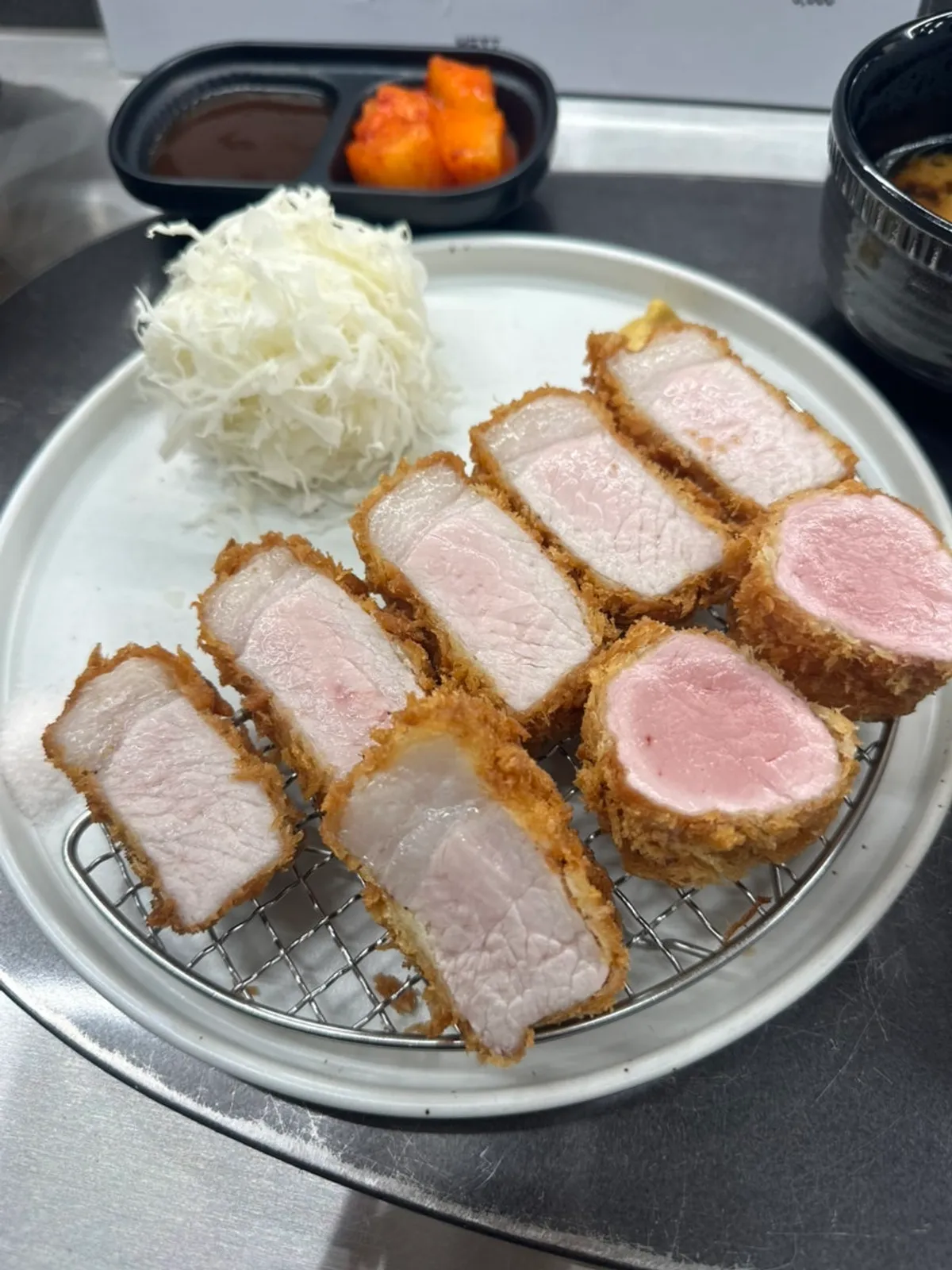 로스카츠와 히레가 함께 나온 제주 흑돈 모둠카츠